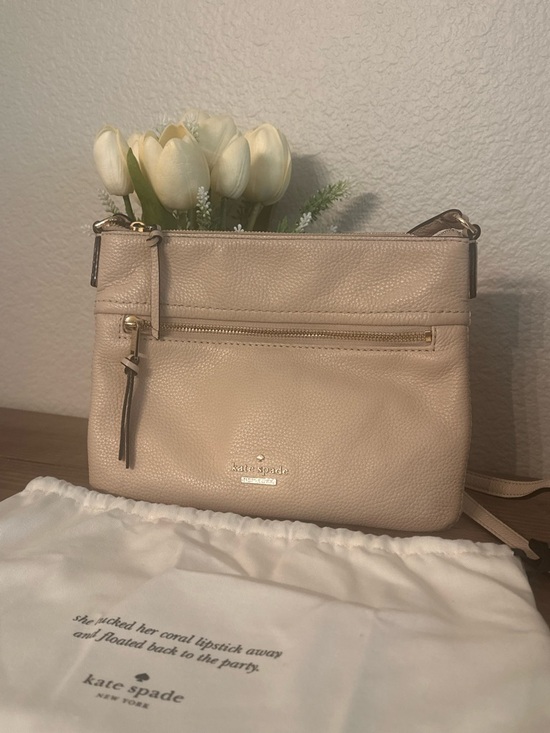 kate spade Handbags - Kate Spade Pebbled Leather Crossbody Bag in Light Beige / Cream with Dusty EUC